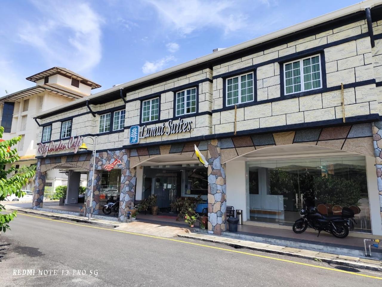 Lumut Suites Bagian luar foto