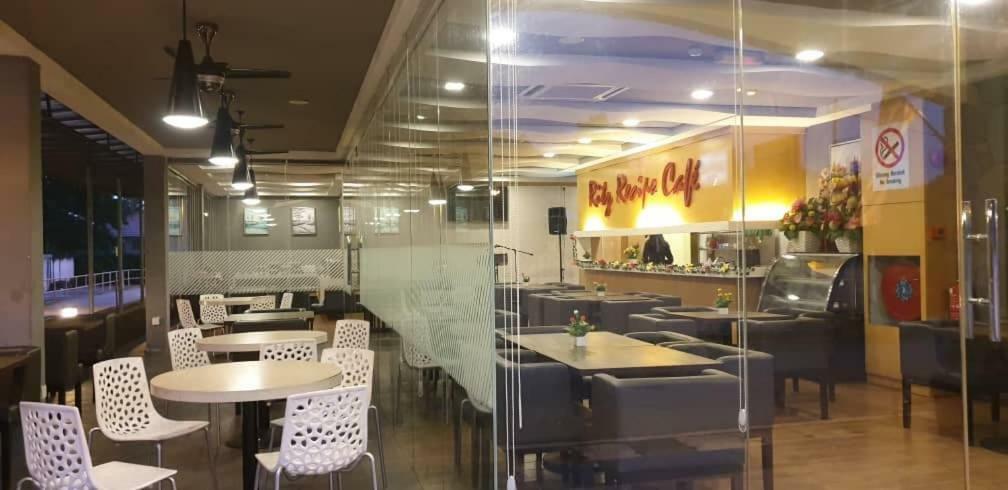 Lumut Suites Bagian luar foto