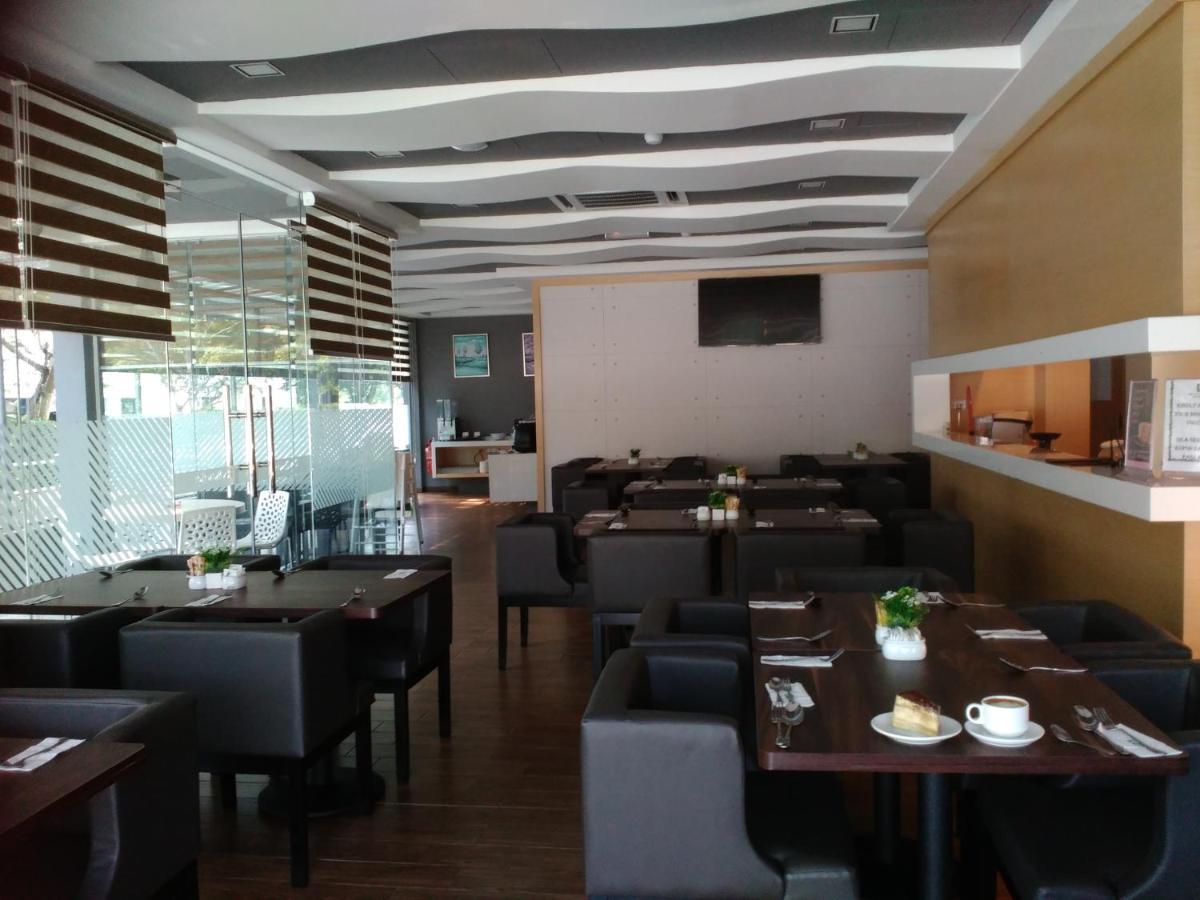 Lumut Suites Bagian luar foto