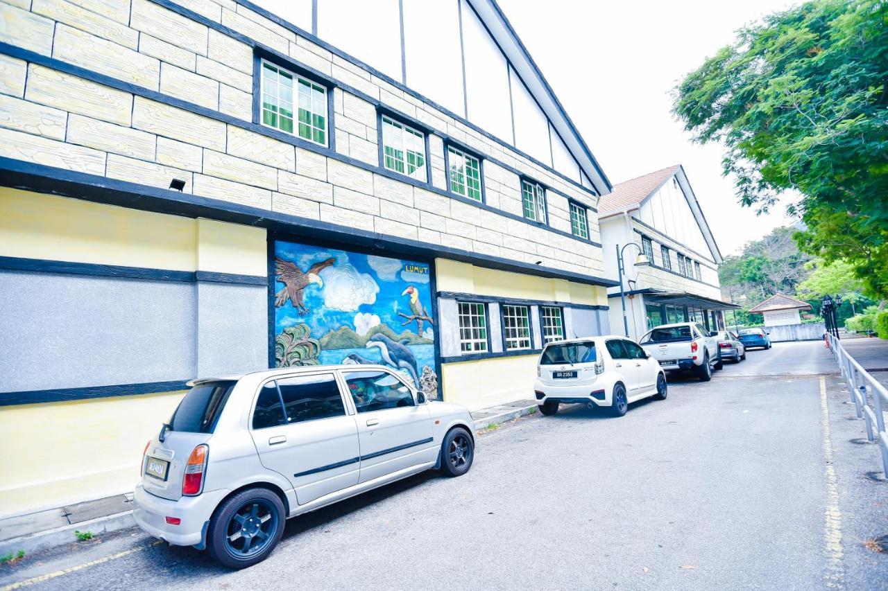 Lumut Suites Bagian luar foto