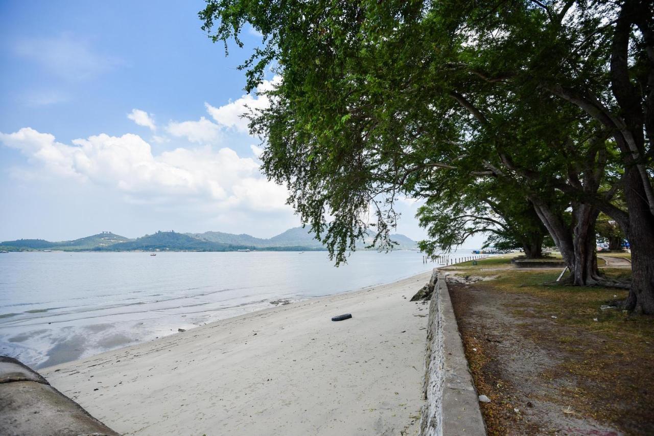 Lumut Suites Bagian luar foto
