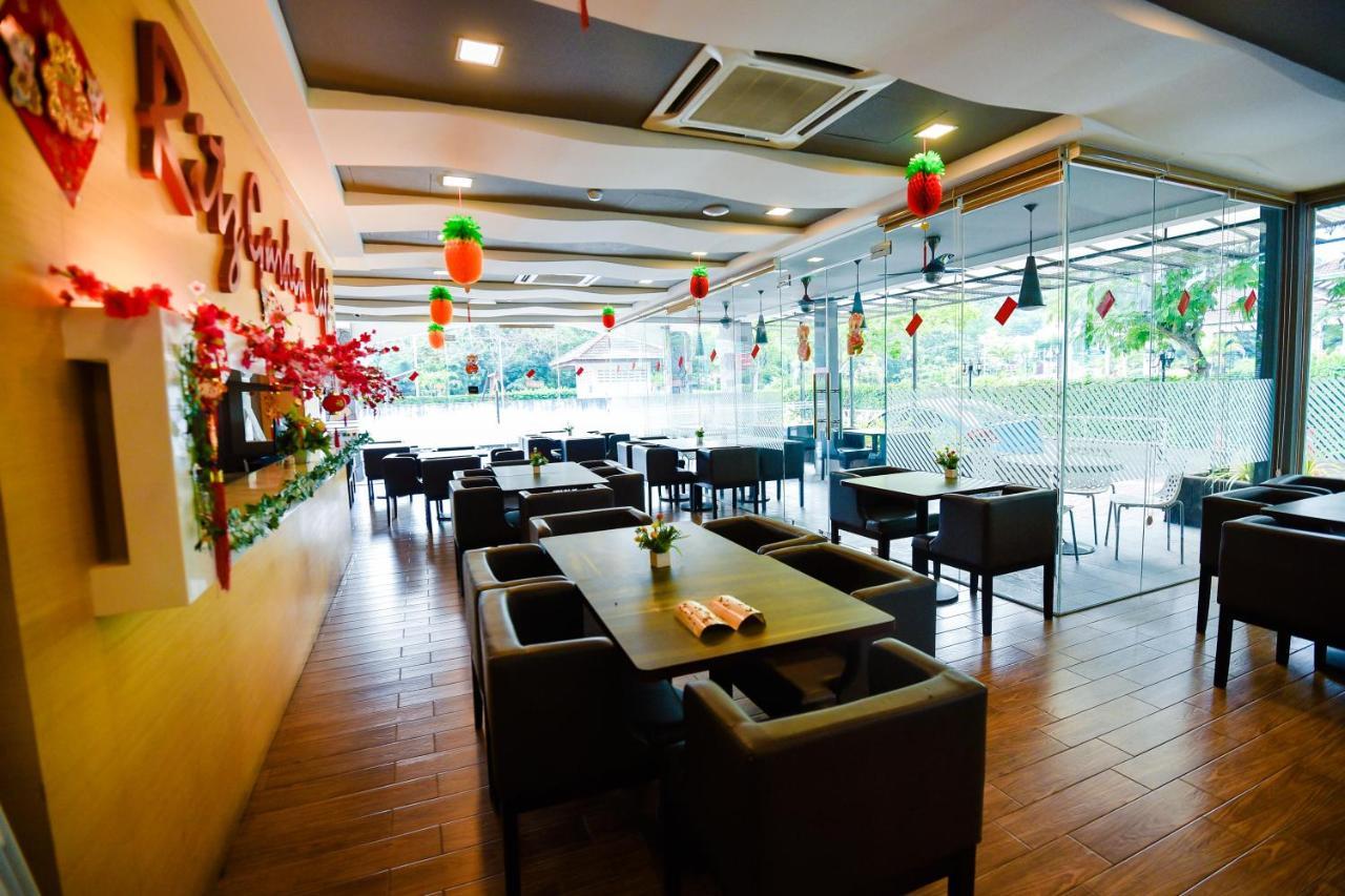 Lumut Suites Bagian luar foto